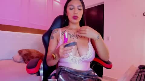 Snapshot of tatilarson chatting on 02.11.26 TATI online show from 02.11.26