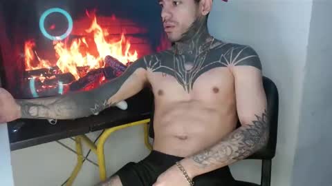 Snapshot of tatsexboy chatting on 09.10.25 SeX-Boy online show from 09.10.25