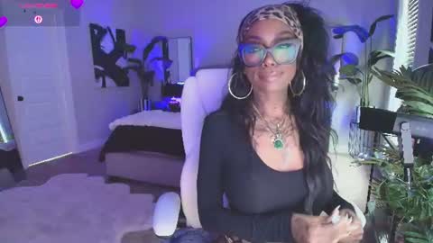 Tatted Queen online show from 06.12.26