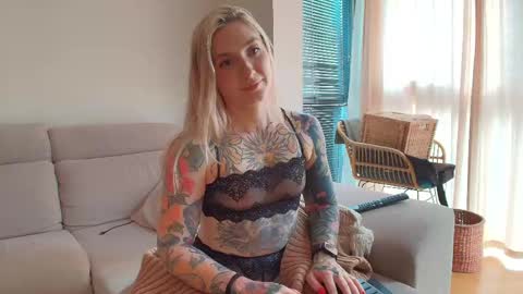 Snapshot of tattoobbgirl chatting on 05.08.26 tattoobbgirl online show from 05.08.26