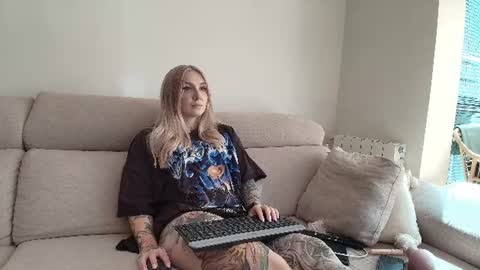 Snapshot of tattoobbgirl chatting on 07.11.26 tattoobbgirl online show from 07.11.26