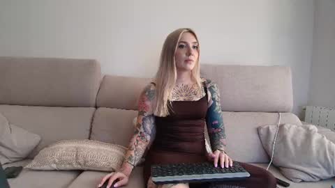 Snapshot of tattoobbgirl chatting on 08.01.26 tattoobbgirl online show from 08.01.26
