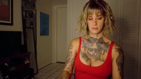 Snapshot of tattooed_natalia chatting on 10.28.25 Natalia 3 online show from 10.28.25