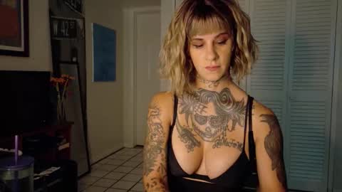 Snapshot of tattooed_natalia chatting on 12.15.25 Natalia 3 online show from 12.15.25