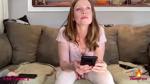 Snapshot of tauntress chatting on 09.28.25 Tauntress online show from 09.28.25