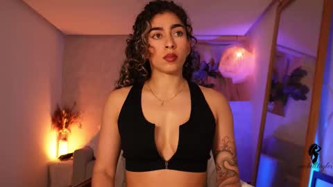 Snapshot of taylormich1 chatting on 11.30.25 taylormichell online show from 11.30.25