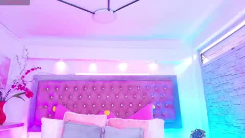 Snapshot of tayzon_foxxx chatting on 09.29.25 Sofia online show from 09.29.25