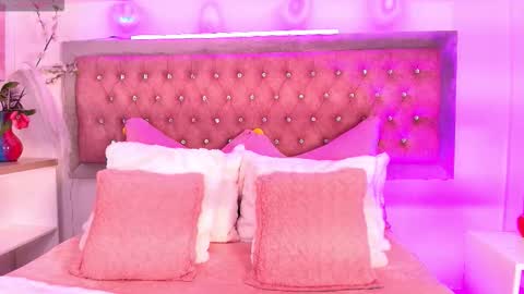 Snapshot of tayzon_foxxx chatting on 10.26.25 Sofia online show from 10.26.25