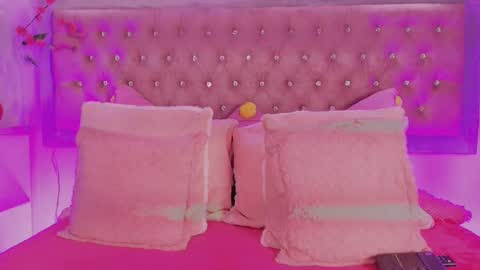 Snapshot of tayzon_foxxx chatting on 11.18.25 Sofia online show from 11.18.25