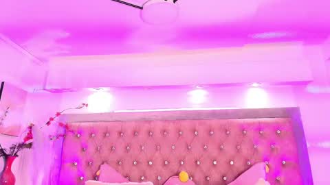 Snapshot of tayzon_foxxx chatting on 11.22.25 Sofia online show from 11.22.25