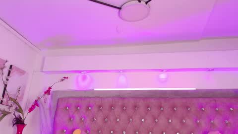 Snapshot of tayzon_foxxx chatting on 11.25.25 Sofia online show from 11.25.25