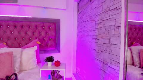 Snapshot of tayzon_foxxx chatting on 12.04.25 Sofia online show from 12.04.25