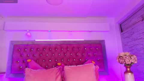 Snapshot of tayzon_foxxx chatting on 12.14.25 Sofia online show from 12.14.25