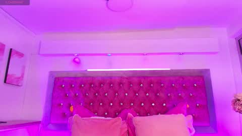 Snapshot of tayzon_foxxx chatting on 12.15.25 Sofia online show from 12.15.25