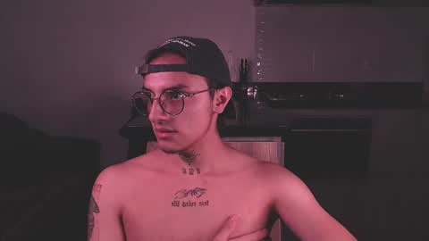 Teo independent model online show from 02.25.25