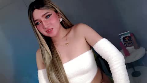 Snapshot of te_amo28 chatting on 03.08.25 ellaine online show from 03.08.25