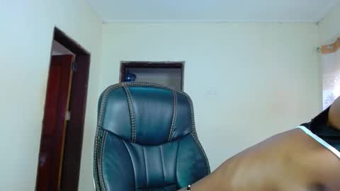 Snapshot of teasequeen01 chatting on 10.07.25 queen online show from 10.07.25