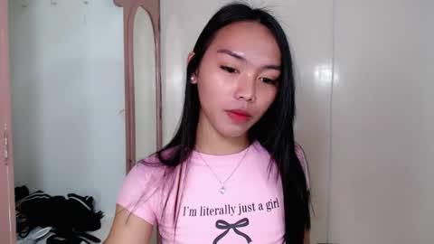 Snapshot of temptmebabyx chatting on 04.11.26 YOGIRL MAXINE online show from 04.11.26