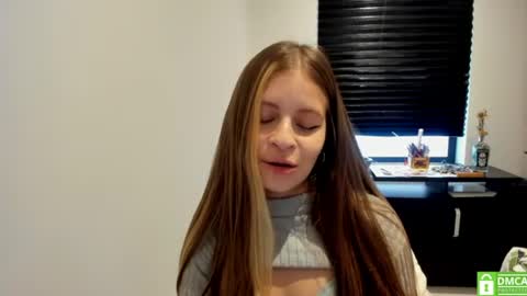 Snapshot of temptressweet chatting on 06.18.26 Scar online show from 06.18.26