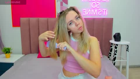 Snapshot of tessaadorable chatting on 11.22.25 Tessa 3 online show from 11.22.25