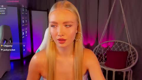 Snapshot of tessahamilton chatting on 12.20.25 TessaHamilton online show from 12.20.25