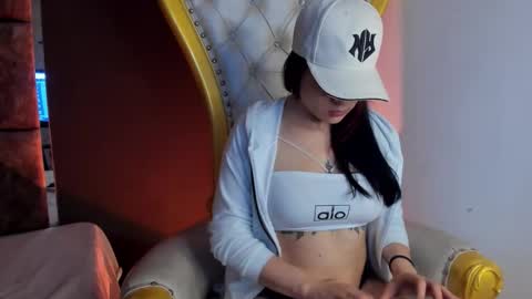 Snapshot of thamara_angells chatting on 11.30.25 Thamara online show from 11.30.25