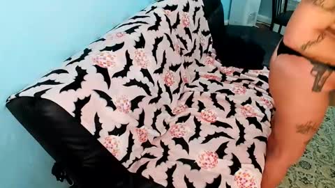 Snapshot of the_naked_siren chatting on 12.16.25 lina luna online show from 12.16.25