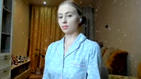 Ally    STREAMING ON TWITCH NOW Check my Twitter for updates online show from 01.05.25