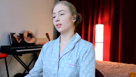 Ally    STREAMING ON TWITCH NOW Check my Twitter for updates online show from 03.11.25