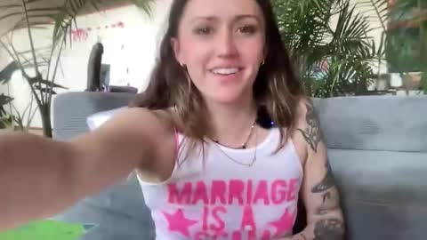 Snapshot of theartisttype chatting on 04.01.26 Arabella online show from 04.01.26