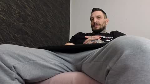 Snapshot of thebestmuscles chatting on 02.06.25 John online show from 02.06.25