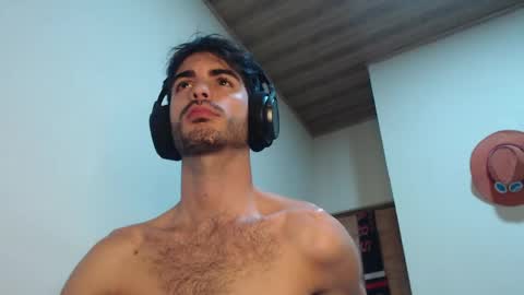 Snapshot of therazhanen chatting on 05.25.26 Santiago Enrique online show from 05.25.26