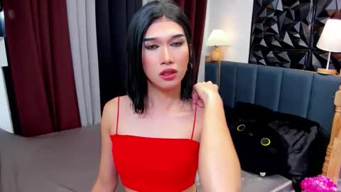 Snapshot of theresayatco chatting on 11.08.25 dan and jc online show from 11.08.25