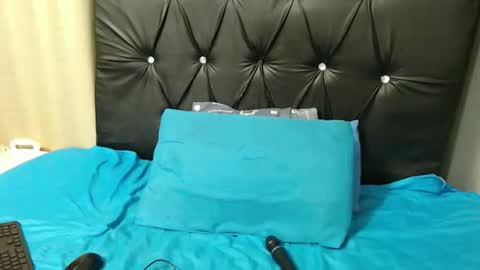 Snapshot of theshybaddie chatting on 09.10.25 theshybaddie online show from 09.10.25