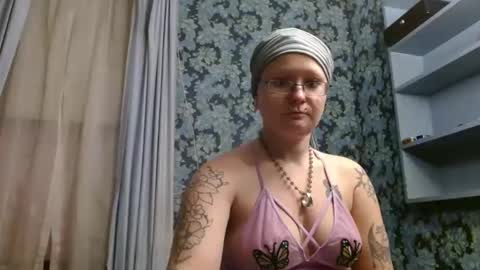 Snapshot of thesirenscall chatting on 12.15.25 Siren of the Fae online show from 12.15.25