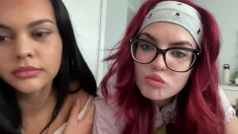 Snapshot of theviolet_ chatting on 05.19.26 violettt online show from 05.19.26