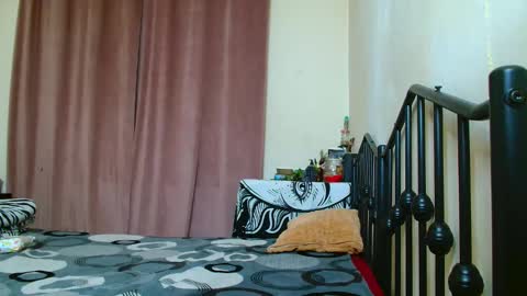 Snapshot of thichslutx chatting on 12.04.25 Maria online show from 12.04.25