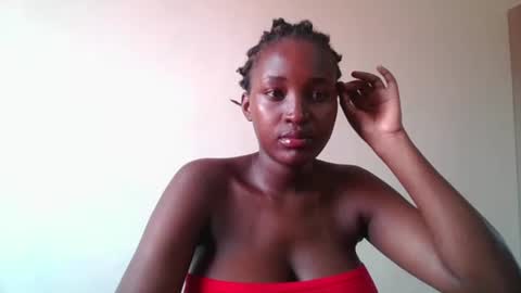 Snapshot of thick_eviey chatting on 03.10.25 love online show from 03.10.25