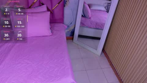 Snapshot of thickbrunnett chatting on 11.30.25 SOFIA online show from 11.30.25