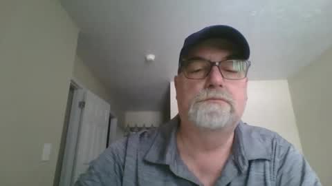 Snapshot of thickwhiteload chatting on 12.15.25 thickwhiteload online show from 12.15.25