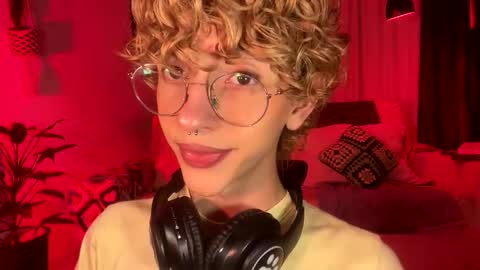 Snapshot of thisisdamiano chatting on 04.22.26 Damiano online show from 04.22.26