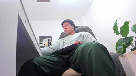 Snapshot of thom_ohtani chatting on 11.18.25 thom_ohtani online show from 11.18.25