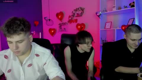 Snapshot of thomas_crow chatting on 02.15.26 thomas_crow online show from 02.15.26