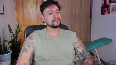 Snapshot of thomas_rol chatting on 12.14.25 Thomas online show from 12.14.25