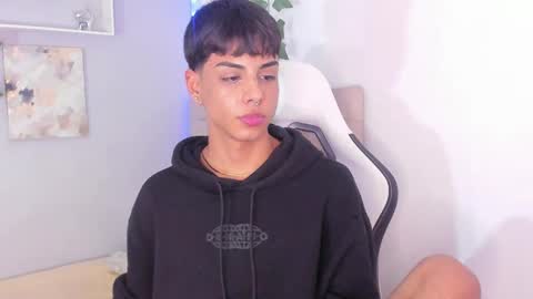 Snapshot of thomas_wild chatting on 09.11.25 Thomas online show from 09.11.25