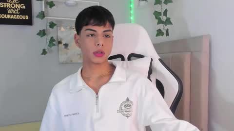 Snapshot of thomas_wild chatting on 09.12.25 Thomas online show from 09.12.25