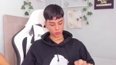 Snapshot of thomas_wild chatting on 11.13.25 Thomas online show from 11.13.25