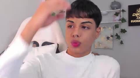 Snapshot of thomas_wild chatting on 11.18.25 Thomas online show from 11.18.25