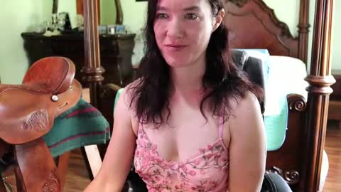 Snapshot of thornbury_rose chatting on 05.13.26 ThornburyRose online show from 05.13.26