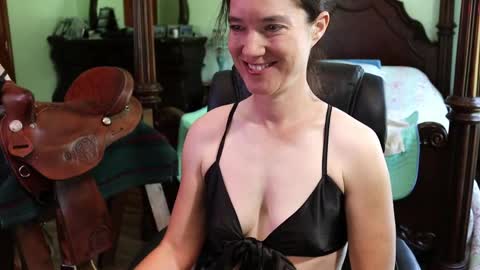 Snapshot of thornbury_rose chatting on 05.28.26 ThornburyRose online show from 05.28.26